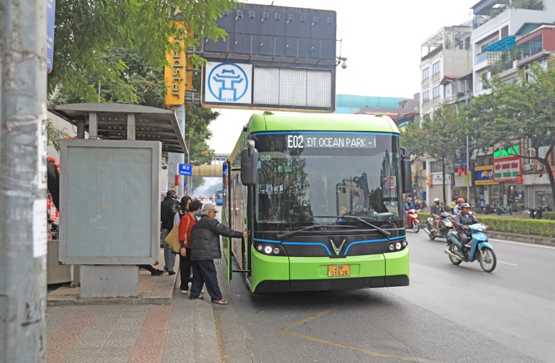 An electric bus stops on Nguyen Van Cu Street in Long Bien District.