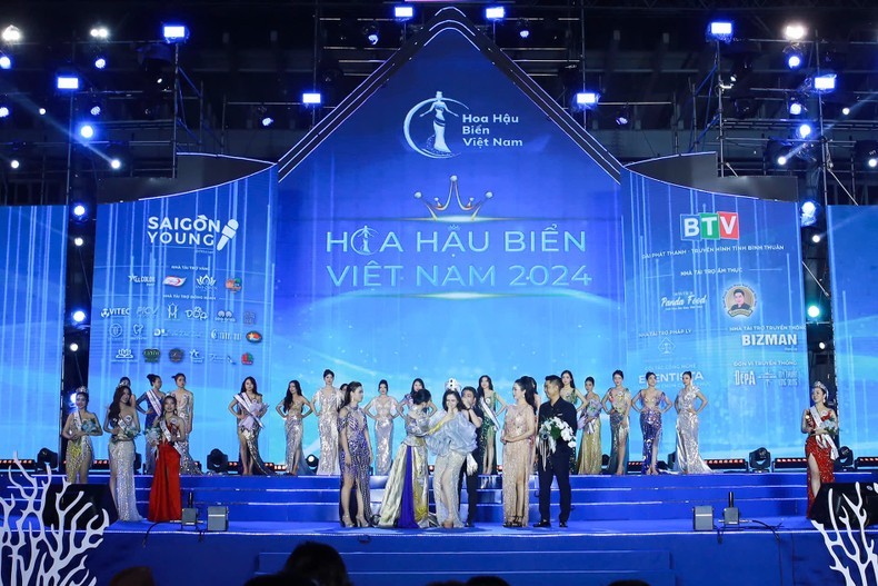 Nguyen Hoai Linh receives the crown of Miss Sea Vietnam 2024.