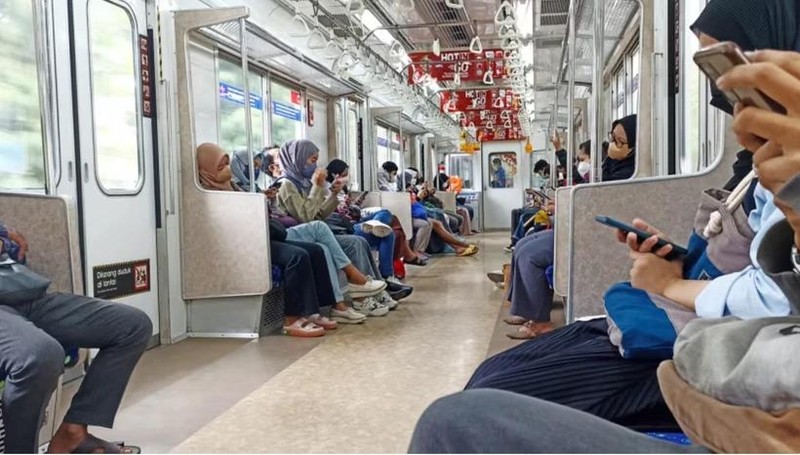 People are seen using an electric train (KRL) in Jakarta, Indonesia. (Photo: channelnewsasia.com)