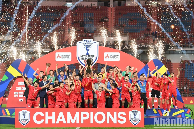 Vietnamese players lift the trophy after beating Thailand in the ASEAN Cup final.