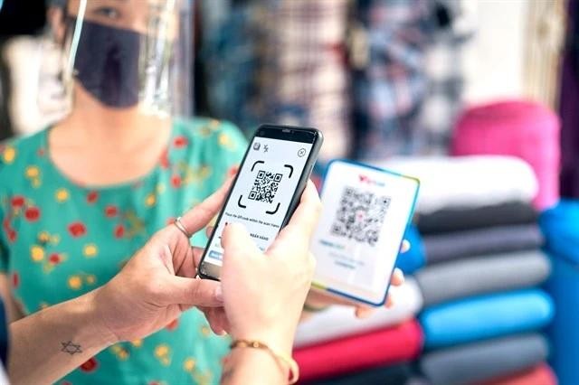 A shopper uses VietQR, a non-cash payment method developed by Napas. (Photo: Napas) 