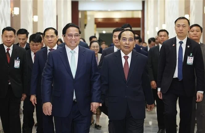 Prime Minister Pham Minh Chinh meets with Bounthong Chitmany, Permanent member of the Lao People’s Revolutionary Party (LPRP) Central Committee’s Secretariat and State Vice President of Laos in Vientiane on January 10. (Photo: VNA) 