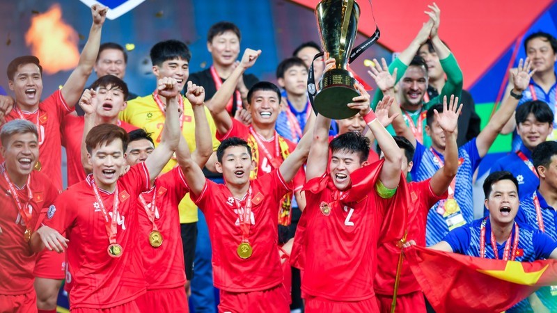 The Vietnam national team lift the championship trophy. (Photo: Thanh Dat)