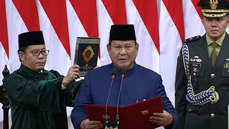 Indonesian President Prabowo Subianto takes the oath of office.