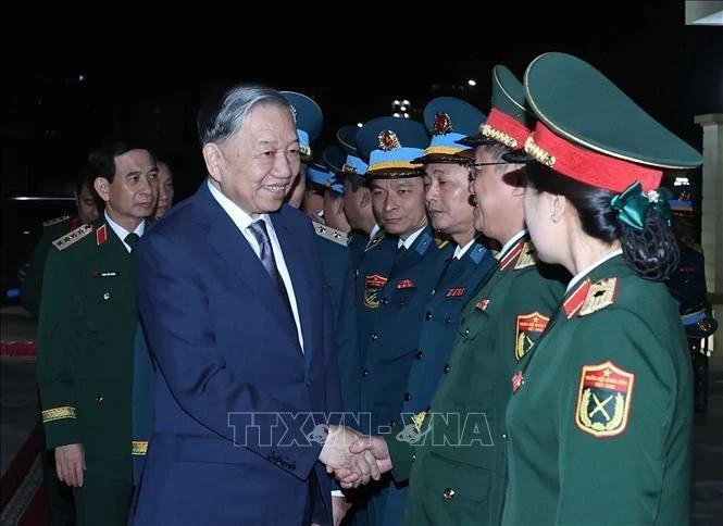 Party General Secretary To Lam visits officers and soldiers of the Ministry of National Defence and the Air Defense - Air Force Service. (Photo: VNA)