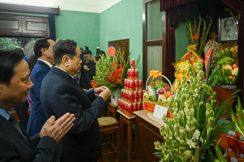 NA Chairman Tran Thanh Man offers incense in commemoration of late President Ho Chi Minh at House 67 inside the Presidential Palace complex in Hanoi on February 3. (Photo: NDO) 