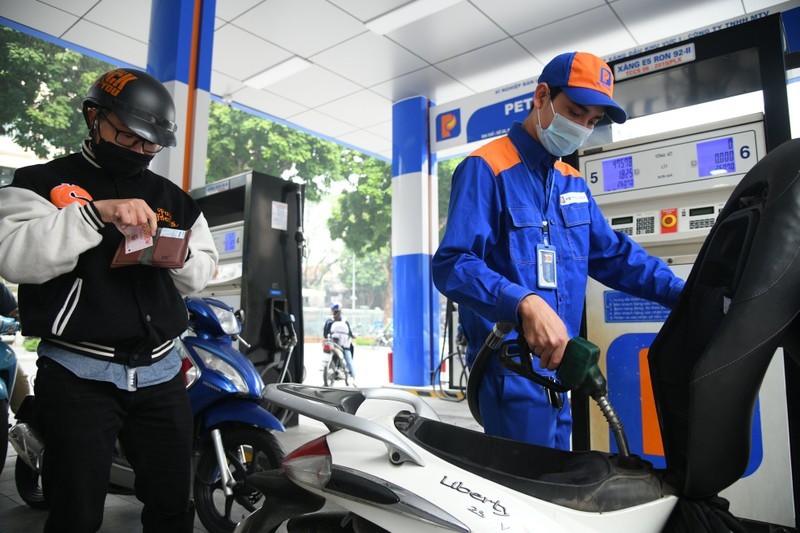 The prices of petrol fall slightly on February 6. (Photo: Thanh Dat)