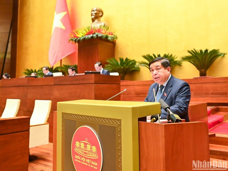 Minister of Planning and Investment Nguyen Chi Dung speaks before the National Assembly. (Photo: Duy Linh)