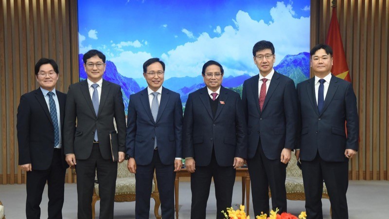 PM Pham Minh Chinh and Samsung leaders. (Photo: Tran Hai)