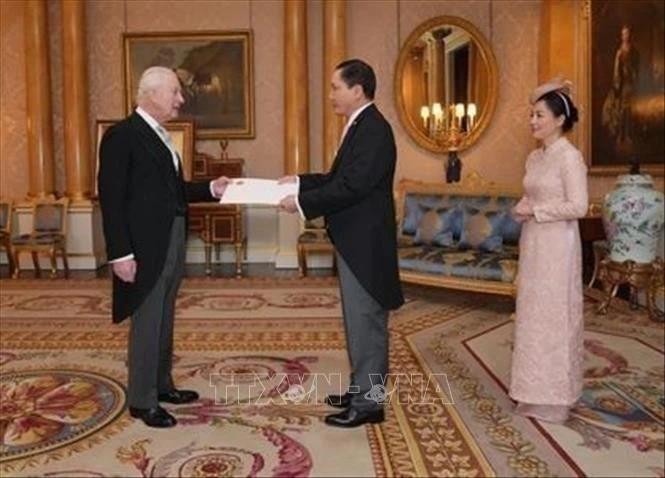 Ambassador Do Minh Hung presents his credentials to King Charles III (right) at Buckingham Palace on February 20. (Photo: VNA) 