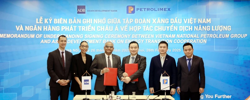 The signing ceremony between Petrolimex and ADB.