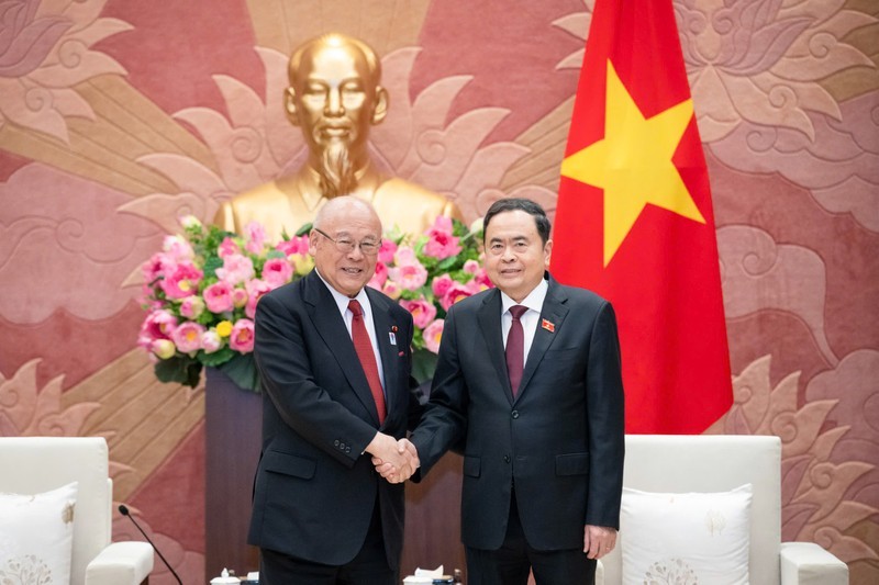 NA Chairman Tran Thanh Man (right) and Takebe Tsutomu, Special Advisor of the Japan-Vietnam Parliamentary Friendship Alliance. (Photo: NDO/Duy Linh)