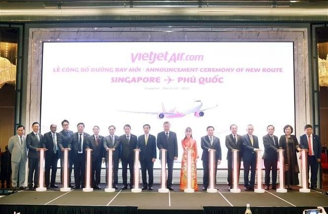 Party General Secretary To Lam and delegates attend the announcement ceremony of Singapore - Phu Quoc direct air route. (Photo: VNA)