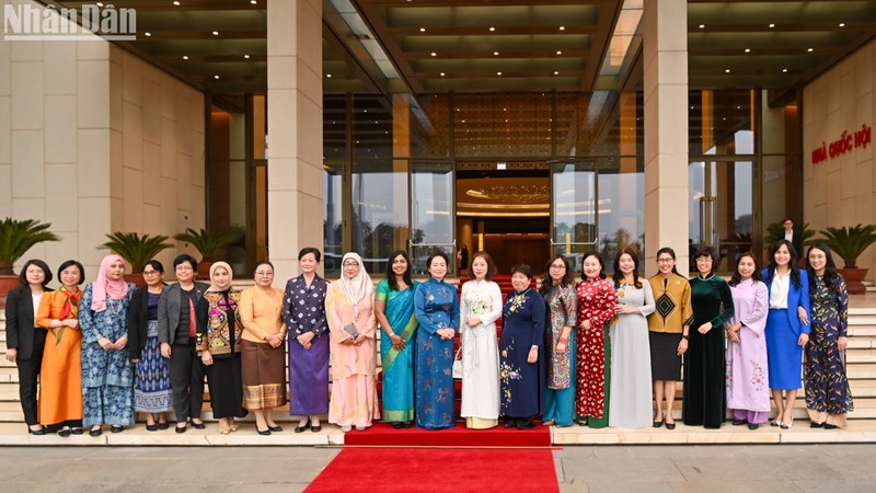 Nguyen Thi Thanh Nga, spouse of National Assembly Chairman Tran Thanh Man, and members of the ASEAN Women’s Circle of Hanoi (Photo: Duy Linh)