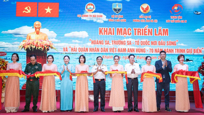 Delegates cut the ribbon to open the exhibition.