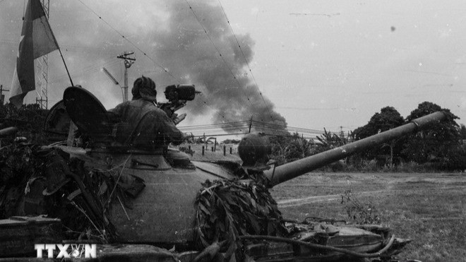 Infantry and armoured units enter Saigon via the Bien Hoa Highway. (Photo: Hua Kiem/VNA)