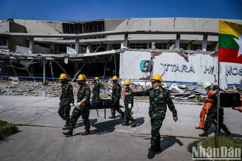 Immediately after the earthquake disaster in Myanmar, the Vietnamese rescue team arrived in Naypyidaw in the early hours of March 31 to begin search operations.