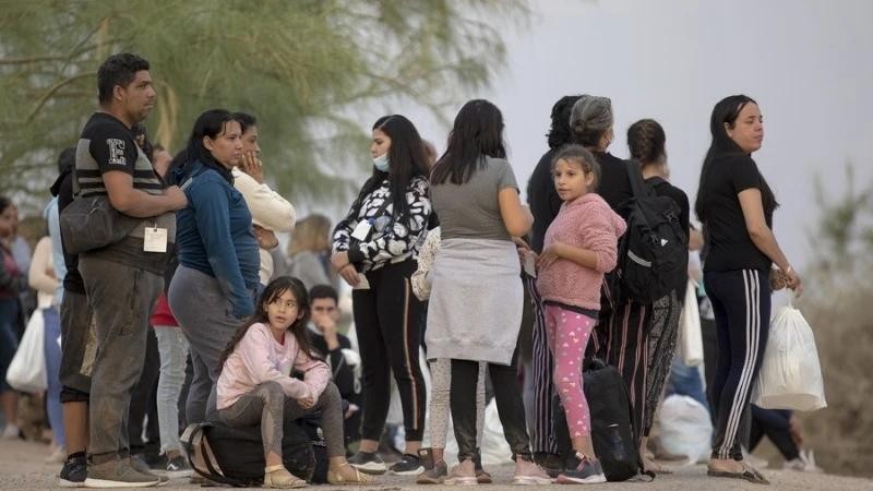 Asylum-seeking migrants wait to board a bus at a checkpoint in Eagle Pass, Texas, US. (Photo: Xinhua)