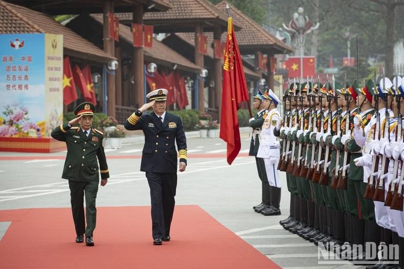 The two Ministers review the Honour Guard of the Vietnam People’s Army.