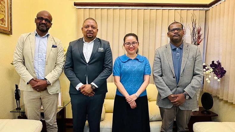 Ambassador Tran Thi Thu Thin and CCIMV representatives (Photo: Embassy of Vietnam in Mozambique)