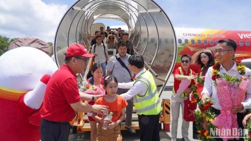Passengers and residents enthusiastically greet Vietjet’s new routes connecting Ho Chi Minh City and Hanoi with Con Dao.