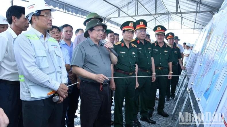 PM Pham Minh Chinh inspects the Can Tho-Ca Mau expressway project.