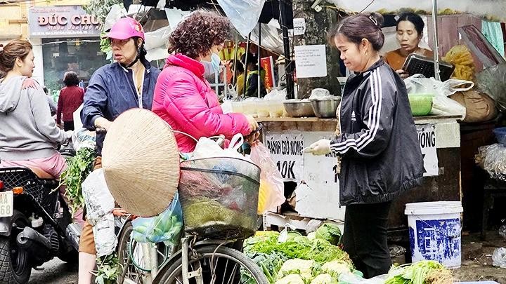 Commodity and service prices on the market generally remain stable. (Photo: NGUYET ANH)