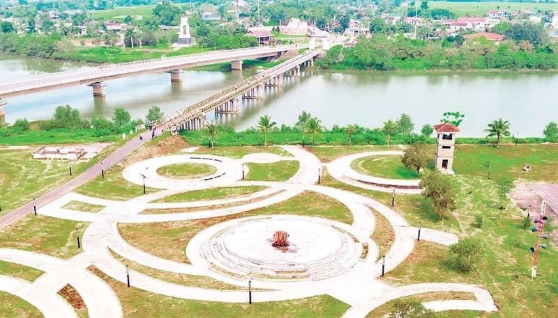 Hien Luong Bridge - Ben Hai River, a part of the Hien Luong-Ben Hai Special National Relic in Quang Tri Province. (Photo: THE DAI)