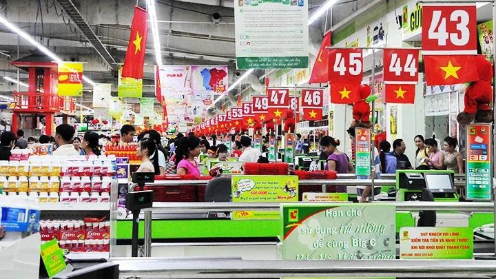 Using online and offline sales channels has become a strategic move for many retailers. (Photo: NAM ANH)