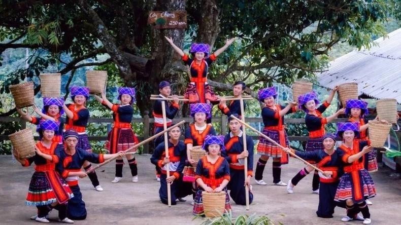 The “multi-talented farmers” of Sin Suoi Ho perform H’Mong folk songs and dances. (Photo: nhandan.vn)