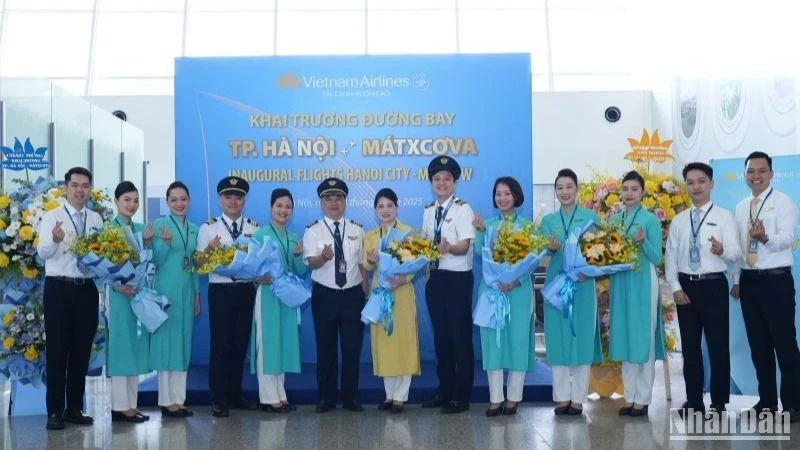The crew of flight VN63 marks the restoration of the Ha Noi–Moscow air link.