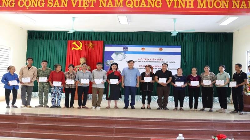 Residents of Tan Huong Commune, Yen Binh District, Yen Bai Province, receive financial support.