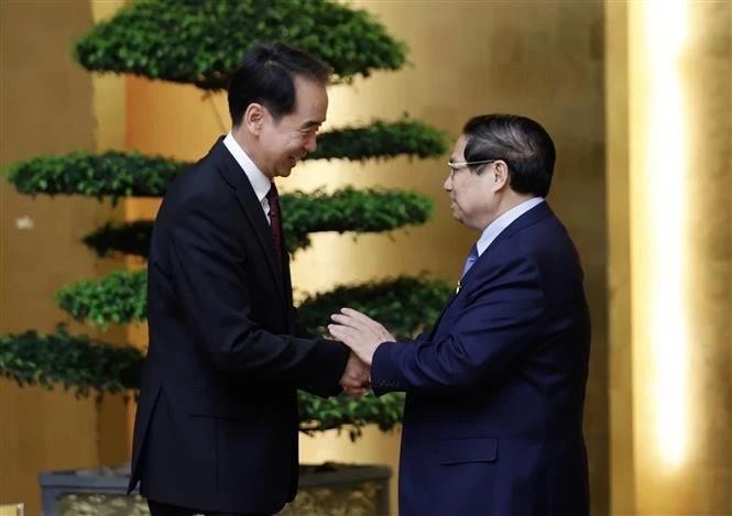 PM Pham Minh Chinh (R) and Chinese Ambassador to Viet Nam He Wei (Photo: VNA)