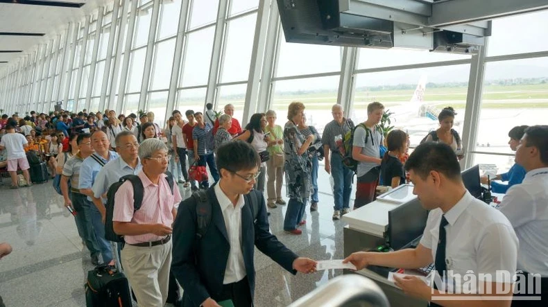 Passengers check in at Noi Bai International Airport. (Photo: NDO)