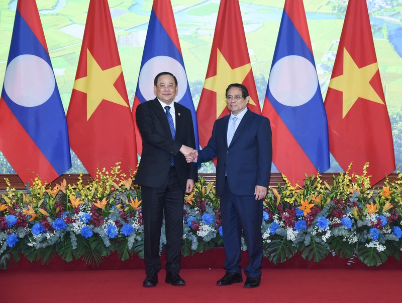 Prime Minister Pham Minh Chinh and Prime Minister of the Lao People's Democratic Republic Sonexay Siphandone.