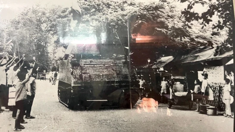 Our army and the people in Binh Thuan excitedly took to the streets to celebrate the liberation of the homeland on April 19, 1975. (Documentary photo of the Military Command of Binh Thuan Province)