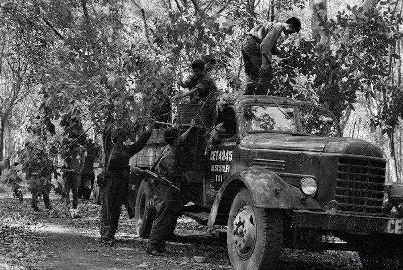 Khe Sanh soldiers camouflage their vehicles (Photo: VNA)