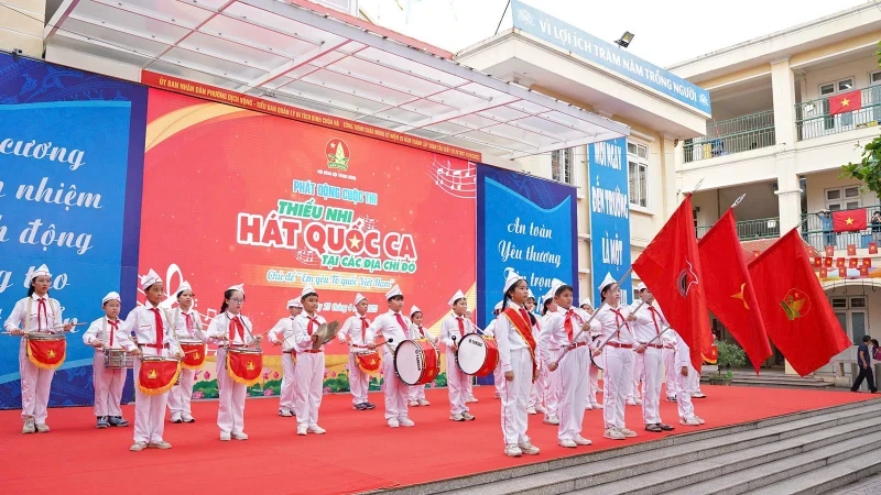 Children in the capital sing the National Anthem in response to the contest at the launch ceremony.