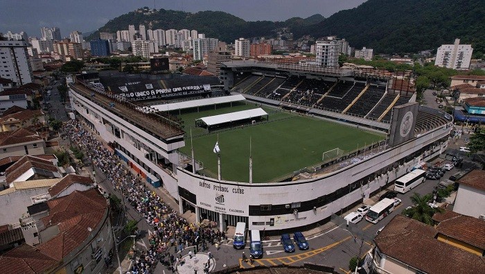 The Brazilian coastal city of Santos, which sporting giant Pele turned into a byword for soccer brilliance during a glittering club career, started bidding goodbye to its hero on Monday with a 24-hour wake.