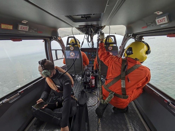 The Philippine Coast Guard (PCG) and other volunteers have rushed to contain a large oil spill from a sunken tanker carrying 1.4 million liters of industrial fuel in Manila Bay on Thursday.