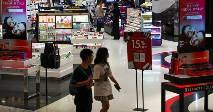 Singapore's core inflation, as measured by the consumer price index (CPI), declined to 2.1 percent year-on-year in October from 2.8 percent in September, official data showed Monday.