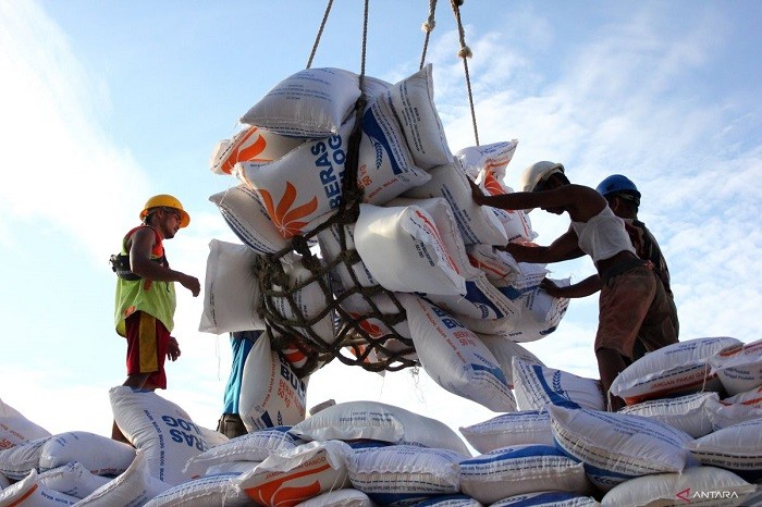 Indonesia is targeting rice production of 32 million tons next year, aiming to achieve food self-sufficiency while striving to eliminate rice imports, a minister said on Tuesday.