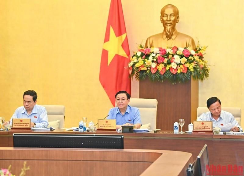 NA Chairman Vuong Dinh Hue speaks at the session. 