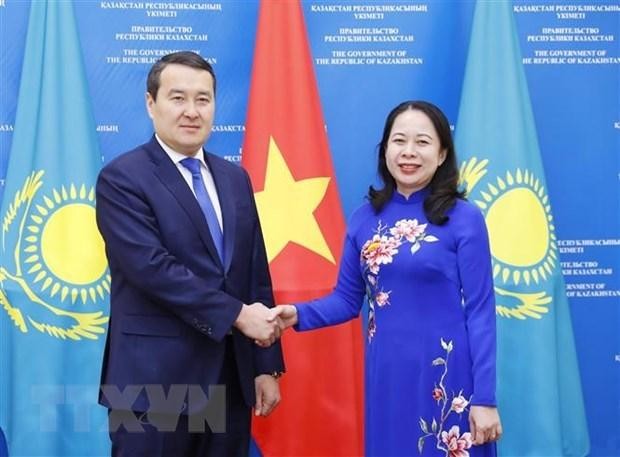 Vice President Vo Thi Anh Xuan and Prime Minister of Kazakhstan Alikhan Smailov (Photo: VNA)