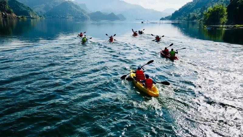 Athletes try to cross the waves of Da River.