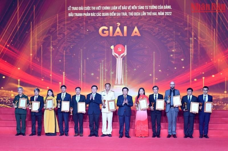 Politburo member and Director the HCMA Nguyen Xuan Thang and Secretary of the CPV and Head of the CPV’s Commission for Communication and Education Nguyen Trong Nghia present A prizes to the winners at the ceremony.