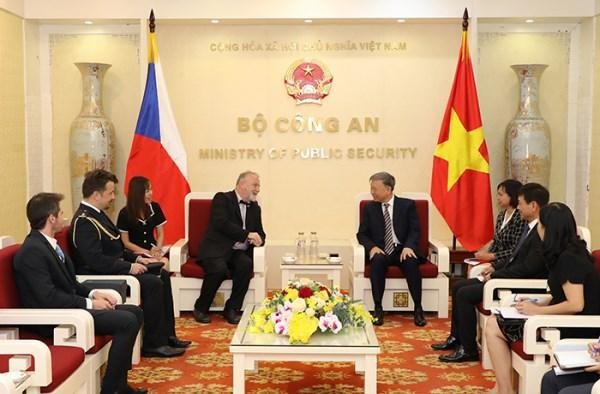 Minister of Public Security Gen. To Lam (right) and the Ambassador of the Czech Republic to Vietnam, Hynek Kmonicek, at the reception (Photo: VNA)