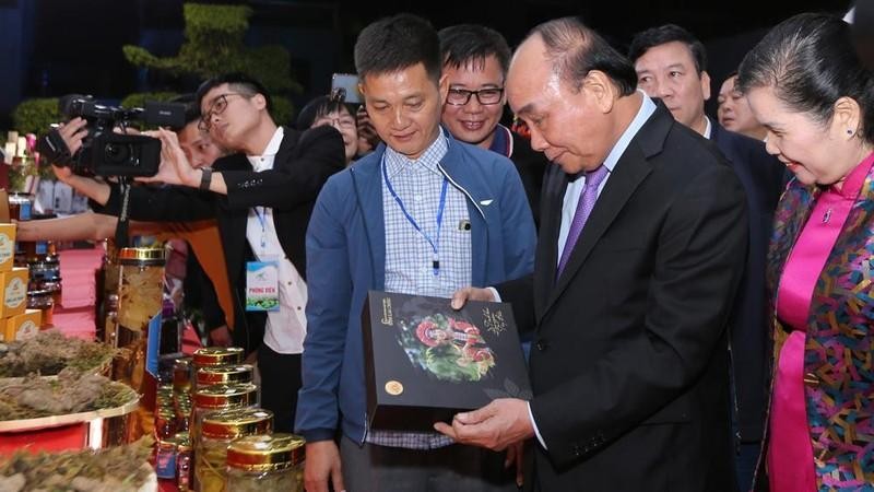 President Nguyen Xuan Phuc visits a booth at the fair.