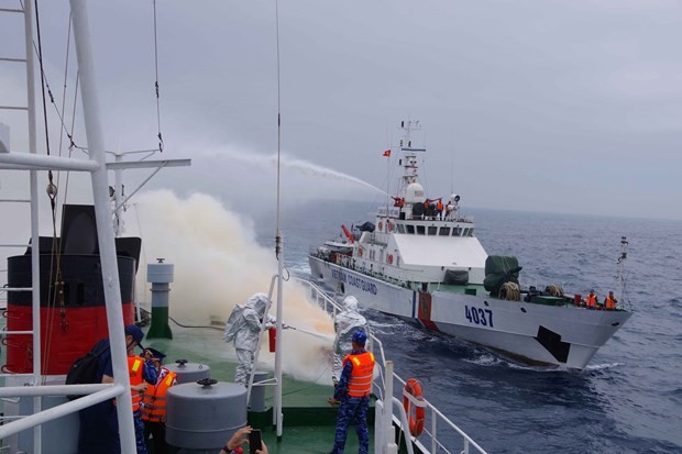 Officers and crew members of visiting Settu patrol ship of the Japan Coast Guard and Vietnam Coast Guard Region 2 Command at the joint traing session. (Photo: VNA)