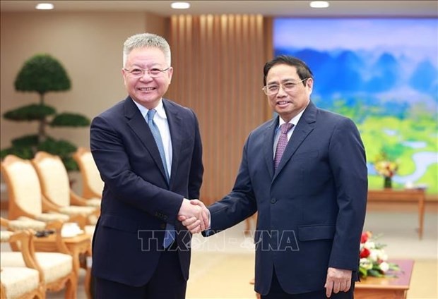 Prime Minister Pham Minh Chinh (R) and Secretary of the Party Committee of Hainan province Shen Xiaoming. (Photo: VNA)